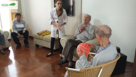 Dinâmica em Grupo + exercício ativos e brincadeiras com a Terapeuta Ocupaci